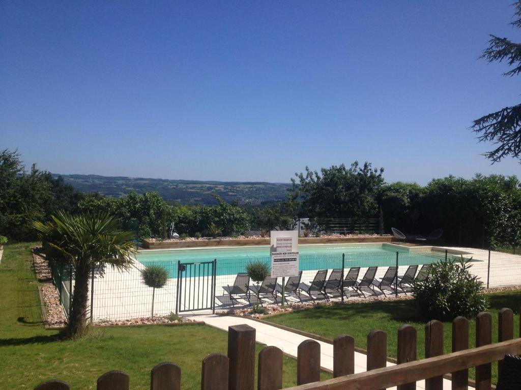 Logis Hotel-Restaurant Les Collines 59 Route Des Cretes Cublac Rum bild